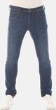 Voorkant van een man in een donkerblauwe slim fit jeans met oranje stiksels.