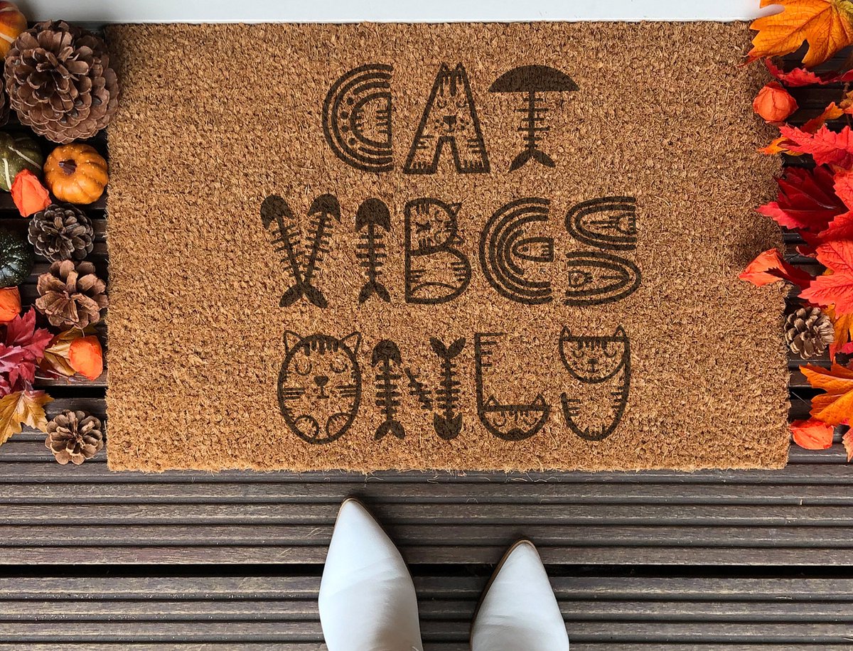 Laser Point Cat Vibes Only | 60x40 cm | Nieuwe huis cadeau | Ingangsmat | Deurmat met stijl | Verhuizing cadeau | Praktisch & trendy | Perfect voor binnenkomst | Cadeau voor nieuwe woning Bruin | Zwart (Gravering 60x40)
