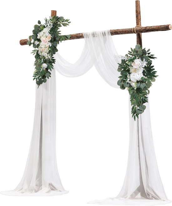 Houten trouwboog met witte draperie en twee bloemstukken van witte rozen, champagne rozen en eucalyptusbladeren.