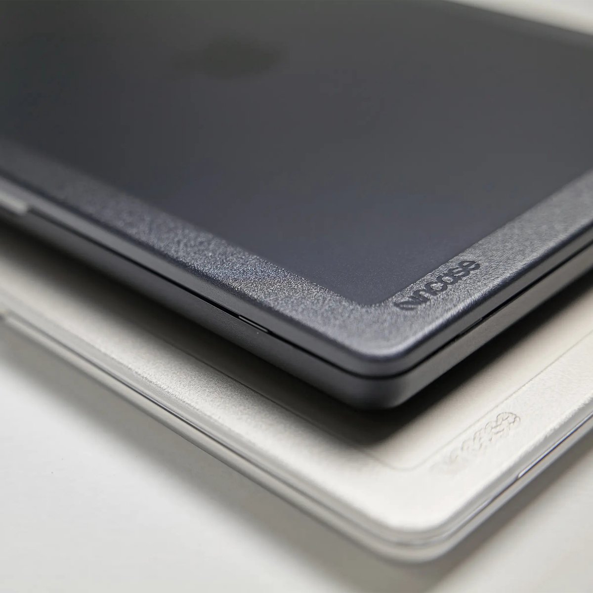 MacBook Air 13" (M3 2024) Hardshell Case Transparant - Incase Edge, Slank, Lichtgewicht, Krasbestendig, Volledige Poorttoegang - Afbeelding 2