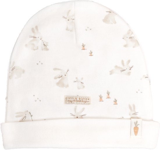 Witte babymuts met een speelse all-over print van konijntjes en kleine worteltjes.