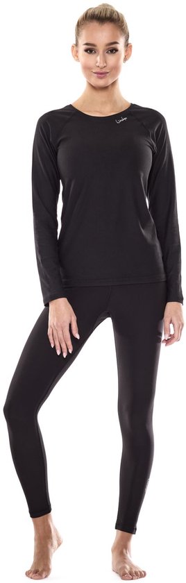 Vrouw met blonde paardenstaart in zwart sportshirt met lange mouwen en legging.