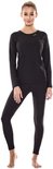 Vrouw met blonde paardenstaart in zwart sportshirt met lange mouwen en legging.
