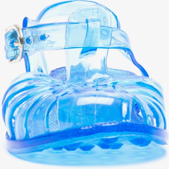 Transparant blauwe jellies sandaal met gespsluiting, close-up van de voorkant.