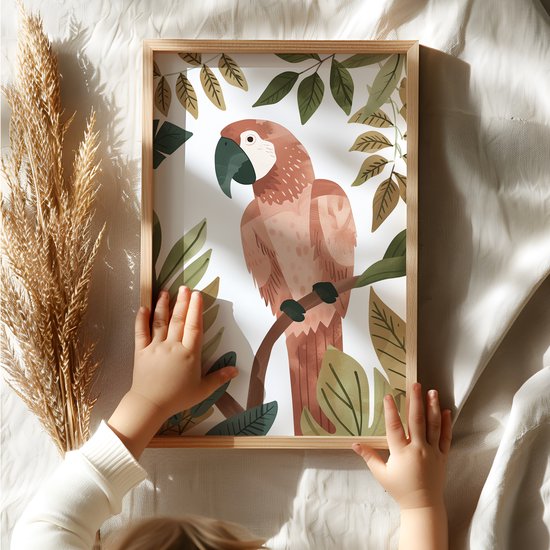 Une affiche avec un perroquet rose sur une branche, entouré de feuilles, tenue par des mains d'enfant.