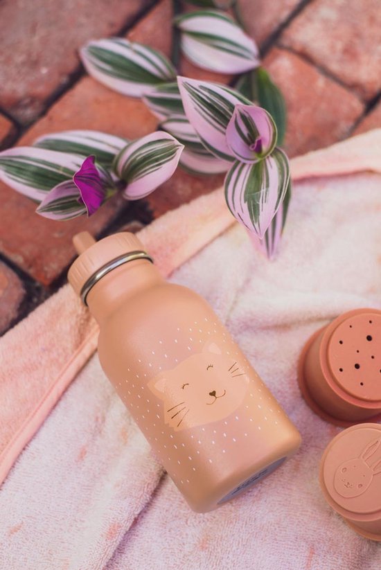 Roze Trixie drinkfles met kattengezicht op een roze badcape.