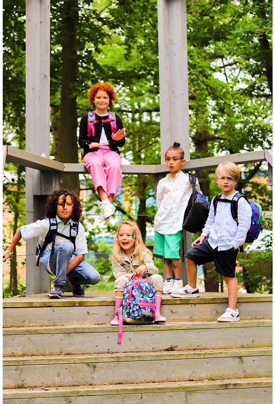 Vijf kinderen met rugzakken in een bosrijke omgeving.