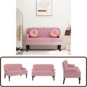 Roze fluwelen bankje met knopen, sierlijke rugleuning, ronde kussens en zwarte pootjes.
