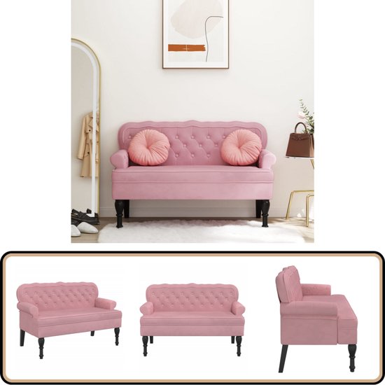 Roze fluwelen bankje met knopen, sierlijke rugleuning, ronde kussens en zwarte pootjes.
