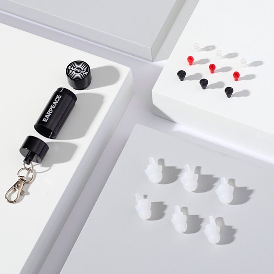 Zwarte EarPeace bewaarkoker met sleutelhanger, losse dopjes en verschillende gekleurde filters (rood, wit, zwart).