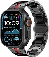 Een zilverkleurig Apple Watch met een zwart metalen bandje met rode streep. Het scherm toont tijd en activiteitsgegevens.