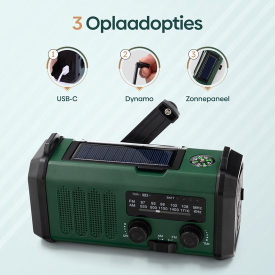 Groene noodradio met drie oplaadopties: USB-C, dynamo en zonnepaneel.