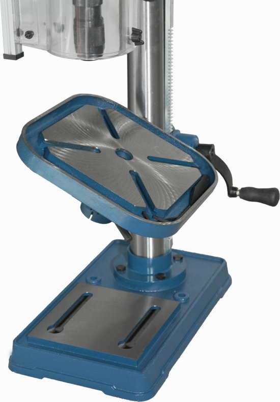 Blauwe metalen boortafel die gekanteld kan worden, gemonteerd op een metalen voet.