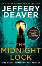 Boekomslag 'The Midnight Lock' door Jeffery Deaver. Een sleutelgat toont een silhouet in een gang. "Masterful storytelling" - Karin Slaughter.