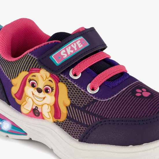 Close-up van paarse sneaker met Skye van Paw Patrol, roze veters en lichtjes.