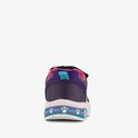 Achterkant van een paarse sneaker met roze en blauwe pootafdrukken.