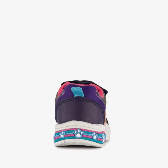 Achterkant van een paarse sneaker met roze en blauwe pootafdrukken.