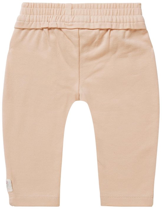 Beige babybroek met elastische tailleband en trekkoord.