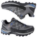 Twee grijze wandelschoenen met blauwe en zwarte accenten, één schoen van bovenaf, de andere schuin van voren.