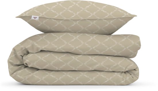 Gevouwen beige dekbedovertrek en kussen met een geometrisch patroon op witte achtergrond.