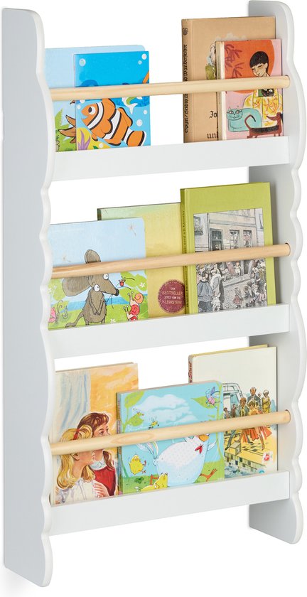 Wit kinderboekenrek met vier planken met houten staven, gevuld met kinderboeken.
