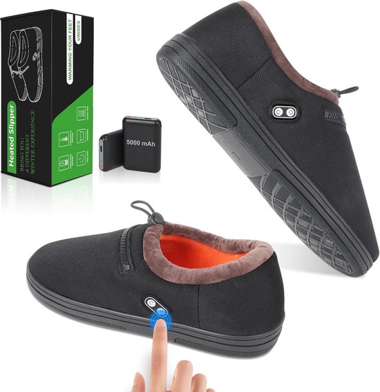Zwarte verwarmde pantoffels, getoond met de doos, een 5000 mAh batterij en een detailopname van de zool. Een vinger drukt op de aan/uit-knop op de pantoffel.
