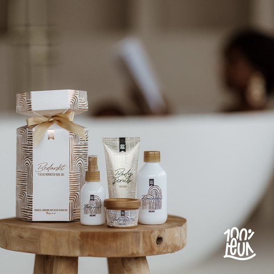 Cadeaupakket 'Bedankt' met gouden lijnenpatroon, met daarin douchegel, body scrub, body butter en body mist. Staat op houten schijf.