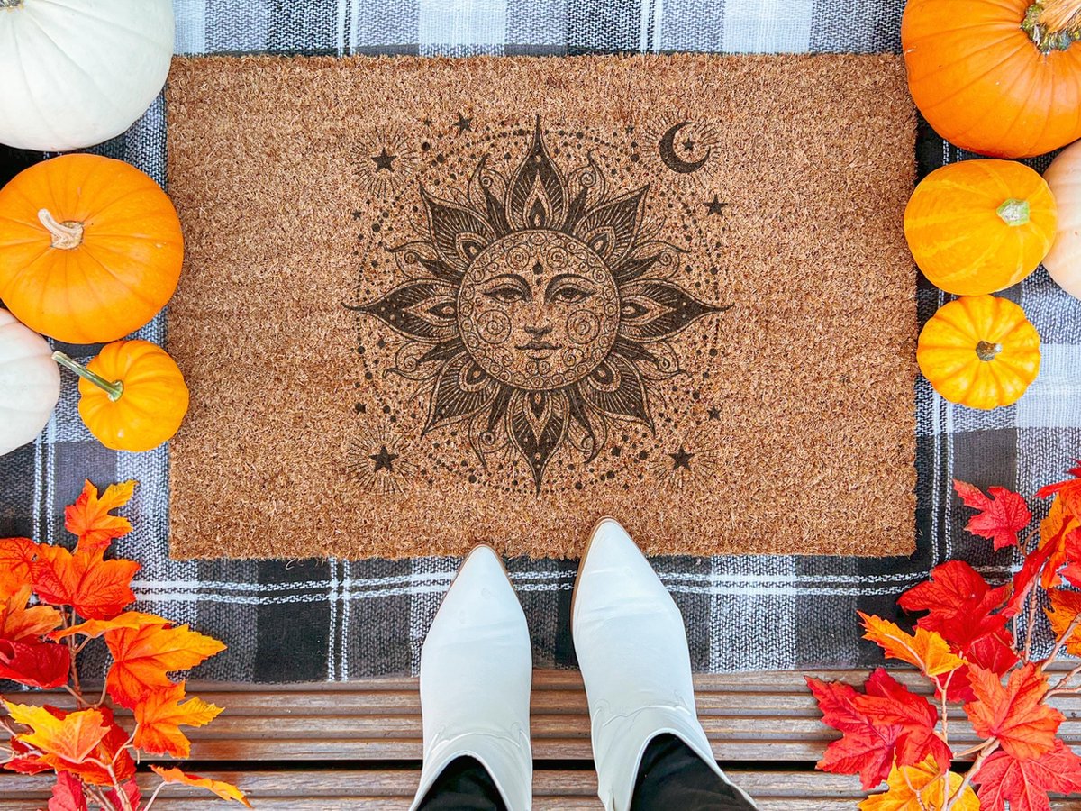 Laser Point Mystical Sun | 90x60 cm | Nieuwe huis cadeau | Ingangsmat | Deurmat met stijl | Verhuizing cadeau | Praktisch & trendy | Perfect voor binnenkomst | Cadeau voor nieuwe woning Bruin | Zwart (Gravering 90x60)