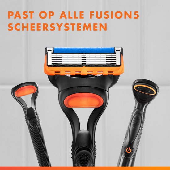 Scheerapparaat met oranje houder, geflankeerd door twee andere scheerapparaten. Tekst 'PAST OP ALLE FUSION5 SCHEERSYSTEMEN'.