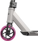 Voorwiel van grijze step met roze wiel met tekst 'BERG PU 86A 110MM X 24MM'.