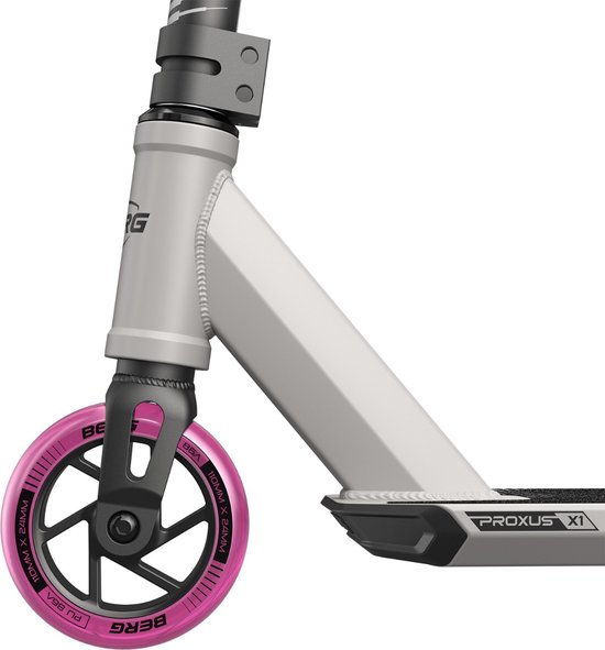 Voorwiel van grijze step met roze wiel met tekst 'BERG PU 86A 110MM X 24MM'.