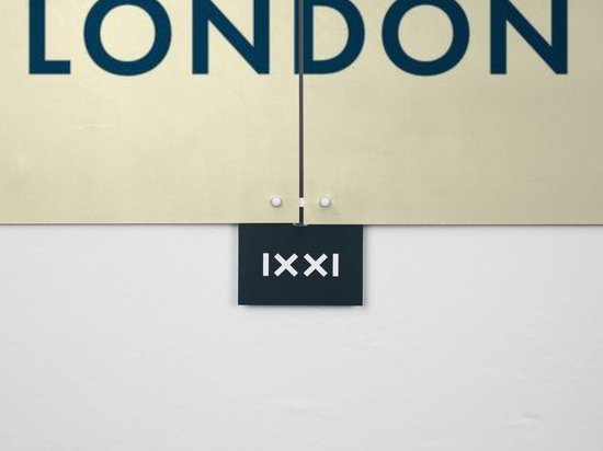 Détail de la décoration murale 'Londres' avec le texte 'IXXI' et les chiffres romains 'XXI'.