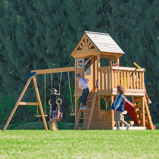 Houten speeltoestel met schommels, trapeze, klimmuur en glijbaan. Kinderen spelen buiten.
