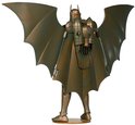 Gepantserde Batman actiefiguur met grote, koperkleurige vleugels en rugzak.