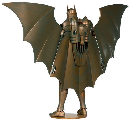 Gepantserde Batman actiefiguur met grote, koperkleurige vleugels en rugzak.