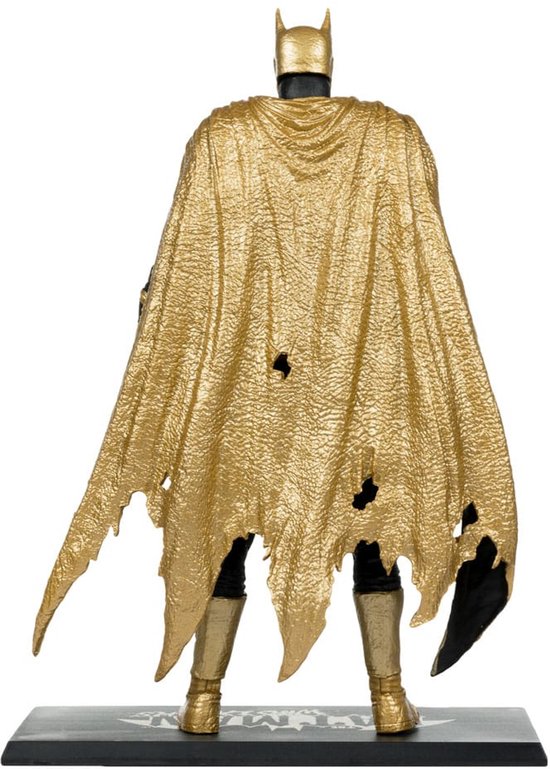 Achterkant van een actiefiguur van Batman met een gouden, gescheurde cape die over de schouders valt, zwart pak en gouden laarzen.