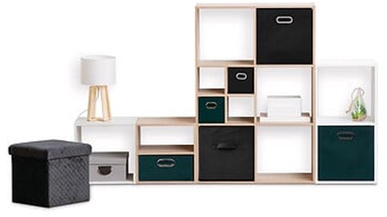 Système de rangement modulaire avec cadres en bois et diverses boîtes de rangement noires, bleu pétrole et blanches. Incluant un pouf et une lampe.
