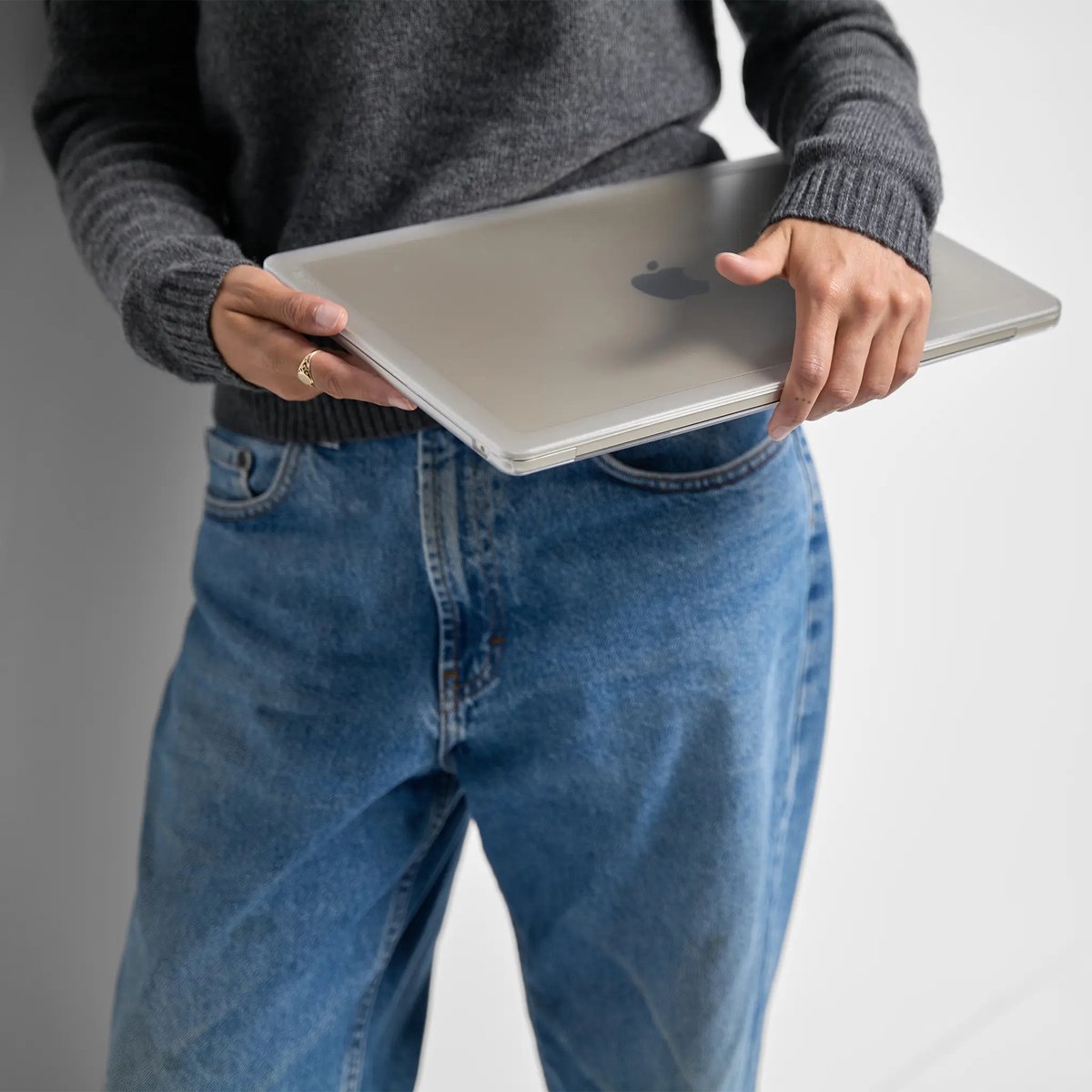 MacBook Air 13" (M3 2024) Hardshell Case Zwart - Lichtgewicht, Krasbestendig, Slank, Volledige Poorttoegang - Afbeelding 3