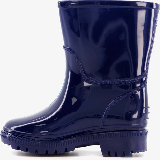 Donkerblauwe regenlaars, zijaanzicht, met gestikte decoratie op de schacht.
