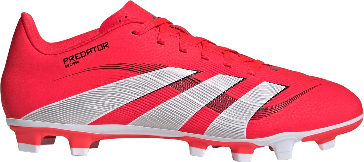 Rode adidas Predator Club voetbalschoenen met synthetisch bovenwerk en geperforeerde tong, ontworpen voor doelpunten.