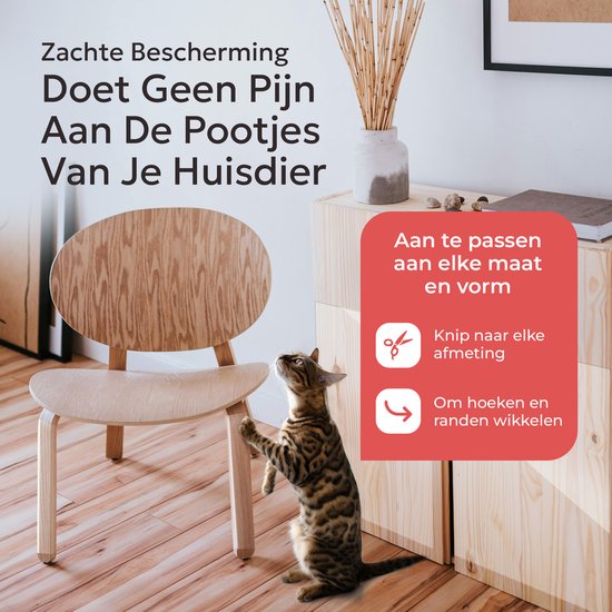 Een kat die aan een houten stoel krabt, met de tekst 'Zachte Bescherming Doet Geen Pijn Aan De Pootjes Van Je Huisdier'.