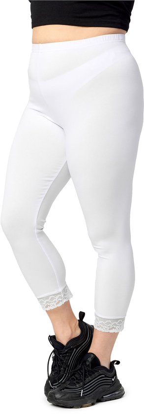 Witte 3/4 legging met kanten boordjes aan de onderkant, gedragen met zwarte sneakers.