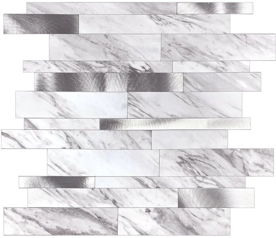 Carreaux de mosaïque aspect marbre avec accents argentés en pose libre.