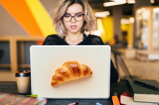 Laptop sticker - 15.6 inch - Croissant - Brood - Beige - 36x27,5cm - Laptopstickers - Laptop skin - Cover
