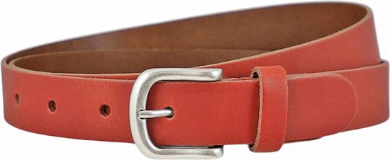 Rode leren damesriem met zilverkleurige gesp, de riem is gesp en de riem is gebogen.