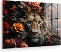 Een glazen schilderij van een leeuw te midden van oranje en rode bloemen.
