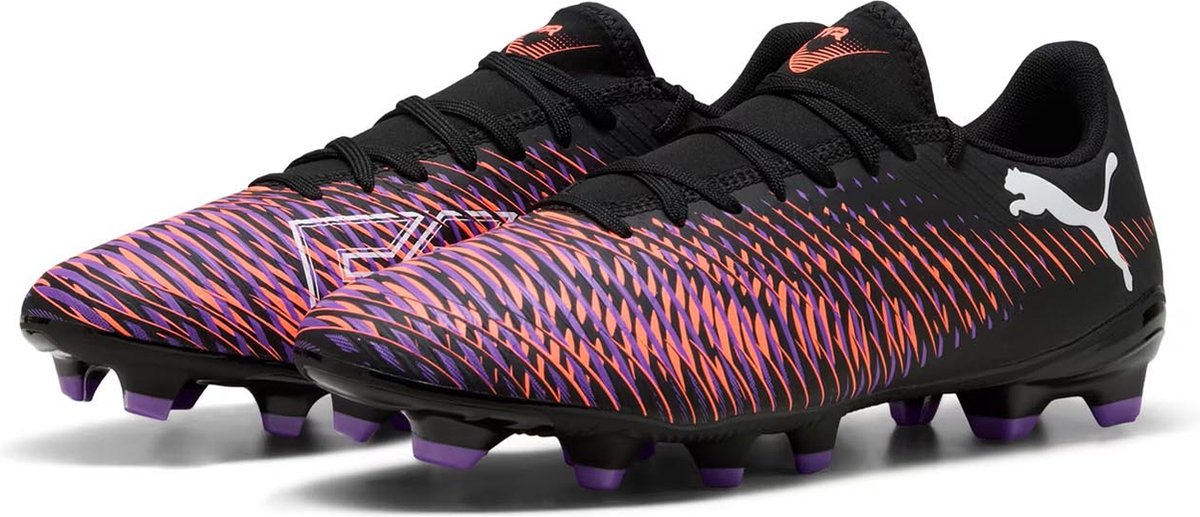 Puma FUTURE 8 PLAY FG/AG voetbalschoenen met zwart, paars en oranje ontwerp, lichtgewicht synthetisch bovenwerk en slip-on...