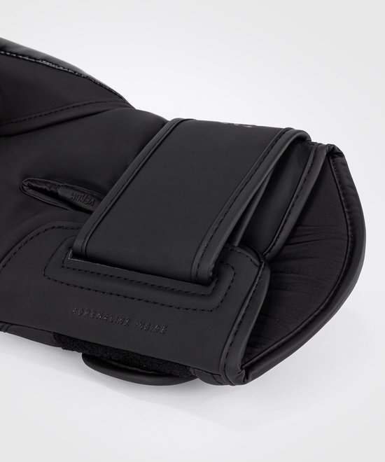 Zwarte boksring met klittenbandsluiting en opdruk 'Adrenaline Inside'.