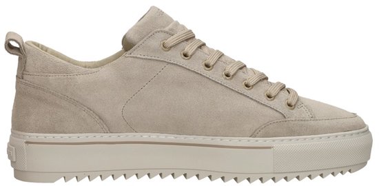 Beige suède lage sneaker van Rehab, zichtbaar vanaf de zijkant, met beige veters en een crèmekleurige zool.