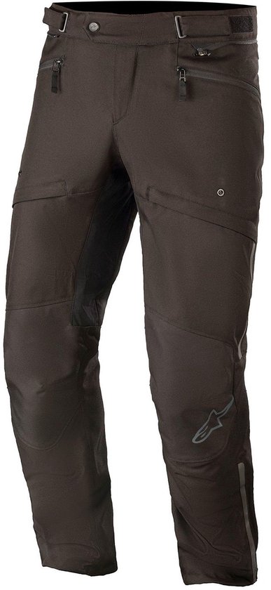 Pantalon moto noir avec renforts gris foncé sur les genoux et le bas des jambes. Logo Alpinestars sur le genou droit.